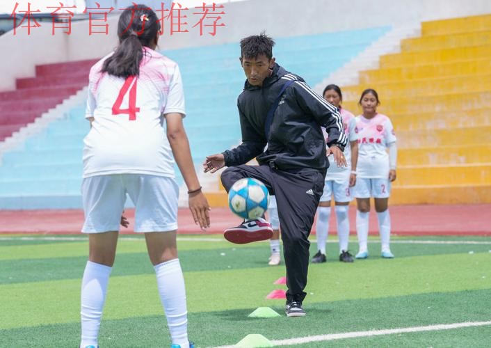 把足球带进乡村,让梦想飞向世界 “女足活力玫瑰课堂”走进乡村校园 把足球带进乡村,让梦想飞向世界 “女足活力玫瑰课堂”走进乡村校园